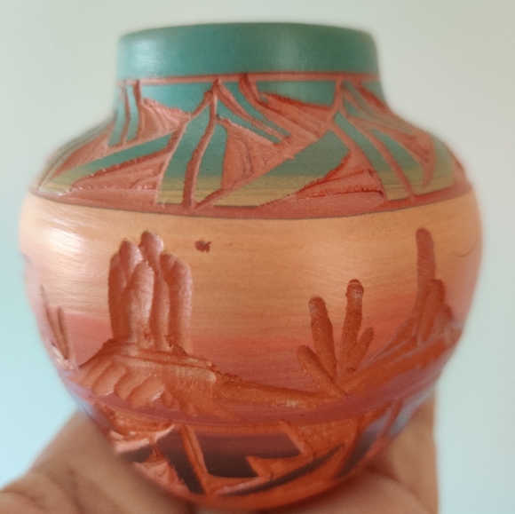 Native American Vase Signed w/Certificate from Red Earth Pottery Virginia - Picture 2 of 8